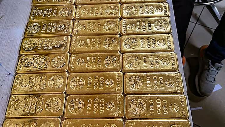 Gold Rate Today: Yellow Metal Hits Record High As Dollar Weakens Amid Interest Rate Cut Expectations Gold Rate Today: Yellow Metal Hits Record High As Dollar Weakens Amid Interest Rate Cut Expectations