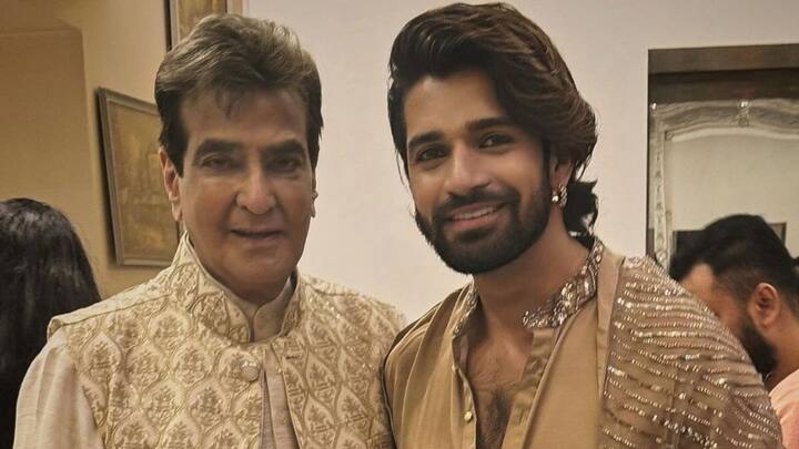 এদিনের অনুষ্ঠানে ক্রিস্টল ডি'সুজা পরেছিলেন সবুজ ও সোনালী রঙের আনারকলি স্যুট। নিজের প্রোফাইলেও পোস্ট করেন ছবি।