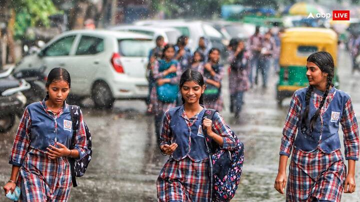 कृत्रिम बारिश के लिए वैज्ञानिक आसमान में एक तय ऊंचाई पर सिल्वर आयोडाइड, ड्राई आइस और साधारण नमक को बादलों में छोड़ते हैं. इसे क्लाउड सीडिंग कहते हैं. इसके लिए जरूरी है कि आसमान में कम से कम 40 फीसदी बादल हों. जिनमें थोड़ा पानी मौजूद हो.