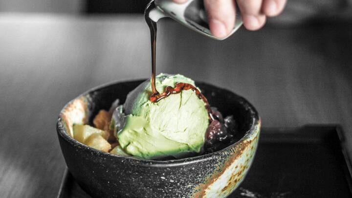 ஆரஞ்சின் சதை பகுதியில் இருந்து விதைகளை நீக்கி விட்டு, அதன் ஜூசை மட்டும் ஒரு பாத்திரத்தில் கைகளை பயன்படுத்தி பிழிந்து எடுத்துக் கொள்ள வேண்டும். இப்போது இந்த ஜூசை நாம் க்ரீம் போல் தயாரித்து வைத்துள்ள பாலில் சேர்த்து கரண்டியால் கலந்து விட்டு, பின் இதை நாம் உடையாமல் எடுத்து வைத்துள்ள ஆரஞ்சு தோலினுள் கரண்டியை பயன்படுத்தி ஊற்றிக் கொள்ள வேண்டும். 