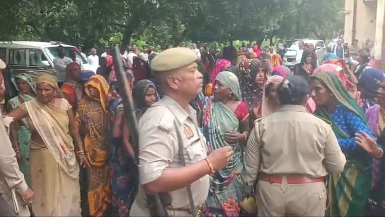 Mahoba excise inspector Women chased away liquor shop from village protesting for removal ann Mahoba News: महिलाओं ने आबकारी इंस्पेक्टर को दौड़ाया, शराब ठेका गांव से हटाए जाने को लेकर कर रही थी प्रदर्शन