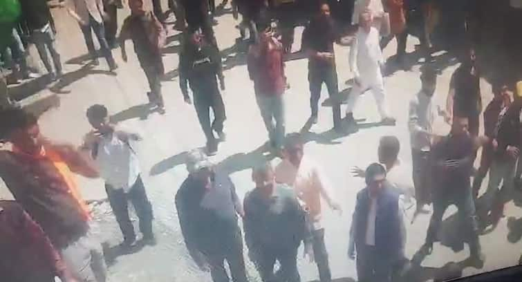 Shimla Sanjauli Mosque Row Protestors Stone Pelting Viral Video 6 Policemen Injured ANN शिमला में प्रदर्शनकारियों की पत्थरबाजी का वीडियो वायरल, 6 पुलिसकर्मी घायल, 8 केस दर्ज 