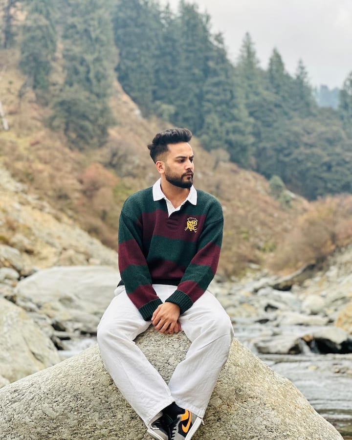 हम बात कर रहे हैं हरियाणा के गुरुग्राम के रहने वाले फेमस यूट्यूबर एल्विश यादव की. जो ना सिर्फ यूट्यूब पर बल्कि इंस्टाग्राम पर भी काफी तगड़ी फैन फॉलोइंग रखते हैं. एल्विश ने साल 2016 में अपना यूट्यूब का सफर शुरू किया था.