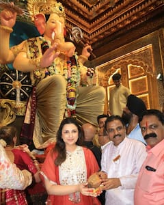 Parineeti Chopra Seeks Blessings At Lalbaugcha Raja Pandal - See Pics