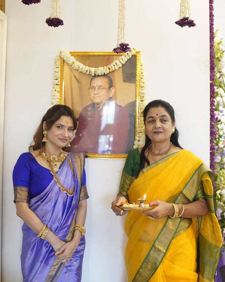 फोटोमध्ये अंकिताने जांभळ्या रंगाची साडी नेसली असून लूकला साजेसे मराठमोळे दागिने आणि लूकला साजेसा मेकअप करत आपली फॅशन पूर्ण केली आहे.