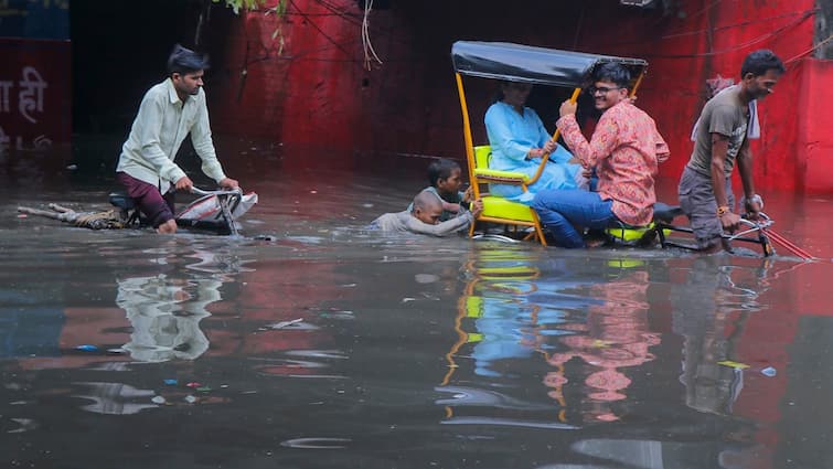 UP many districts Rain caused havoc roofs collapsed somewhere roads got submerged know full details ann UP के कई जिलों में बारिश से तबाही, कहीं गिरी छत तो कहीं जलमग्न हुई सड़कें, जानें- आपके इलाके का हाल