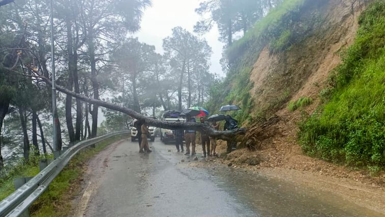 Uttarakhand Rain Update Red alert issued Check IMD Report Roads closed and public life disrupted उत्तराखंड में भारी बारिश के चलते रेड अलर्ट जारी, सड़कें बंद और जन जीवन अस्त-व्यस्त