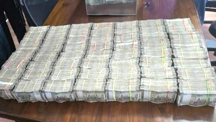 So much cash was found with the drug inspector that Punjab police was stunned while counting the notes. How did he become a rich man? ਡਰੱਗ ਇੰਸਪੈਕਟਰ ਕੋਲ ਮਿਲਿਆ ਇੰਨਾ ਕੈਸ਼, ਨੋਟ ਗਿਣਦੇ-ਗਿਣਦੇ ਹੰਭ ਗਈ ਪੰਜਾਬ ਪੁਲਸ, ਕਿਵੇਂ ਬਣਿਆ ਧਨ ਕੁਬੇਰ?