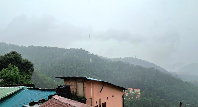 Himachal Pradesh Weather Today Snowfall in Kinnaur Valley Rainfall in Shimla ANN किन्नौर की ऊंची चोटियों पर हल्की बर्फबारी, शिमला में सुबह से बारिश जारी