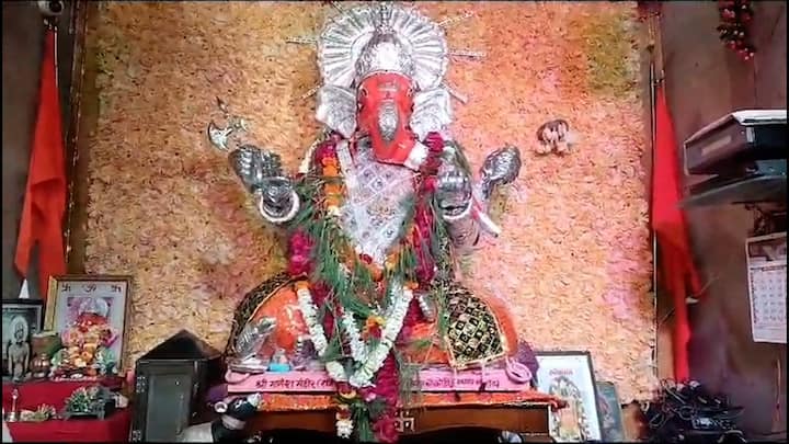 Buldhana Lakdi Ganpati : बुलडाणा जिल्ह्यातील खामगावमधील 130 वर्षांआधीची लाकडी गणपती मूर्ती आहे.