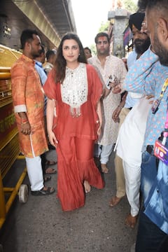 परिणीति चोपड़ा ने किए लालबागचा राजा के दर्शन, लाल शरारा सूट में दिखीं बला की खूबसूरत