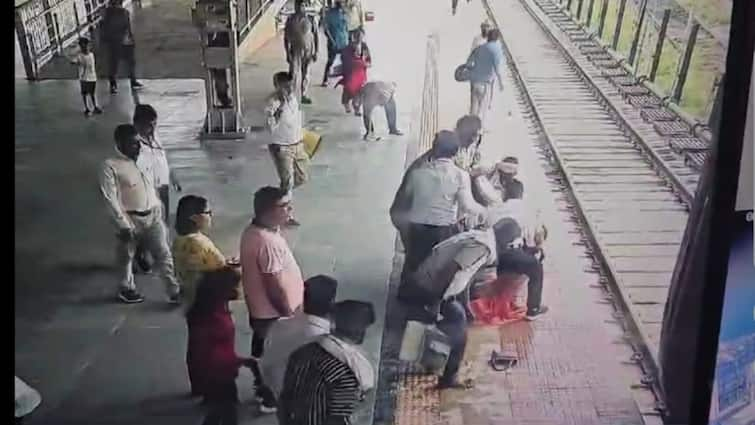 Prayagraj RPF constable alertness saved life husband and wife railway platform accident happened ann प्रयागराज: RPF कांस्टेबल की मुस्तैदी ने बचाई पति-पत्नी की जान, बड़ा हादसा टला