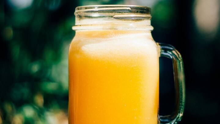 நெல்லிக்காயை சுத்தம் செய்து சிறிய துண்டுகளாக நறுக்கவும். மஞ்சள் கிழங்கு, இஞ்சி ஆகியவற்றை தோல் நீக்கி எடுக்கவும். மிக்ஸி ஜாரில் நறுக்கிய நெல்லிக்காய், மஞ்சள், ஆகியவற்றை சிறிதளவு தண்ணீர் சேர்த்து அரைக்கவும். நன்றாக அரைத்ததும் வடிக்கட்டவும். இதோடு தேவையான அளவு தேன் கலந்தால் ஜூஸ் தயார்.