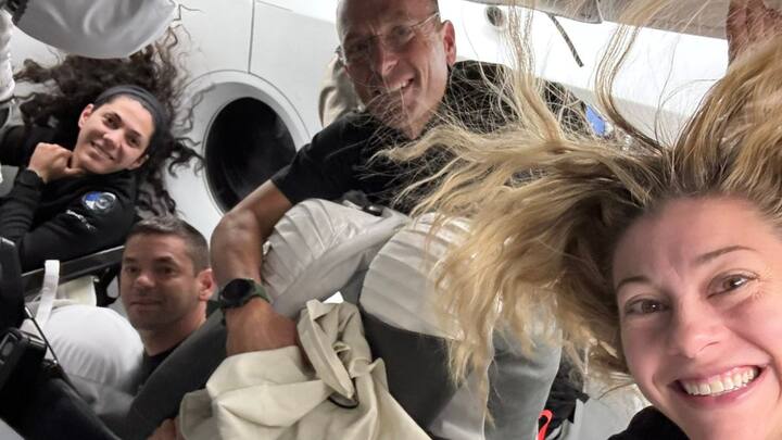 ஜாரெட் ஐசக்மேன், அன்னா மேனன், ஸ்காட் போடீட், சாரா கில்லிஸ் ஆகிய 4 பேர் பயணம்