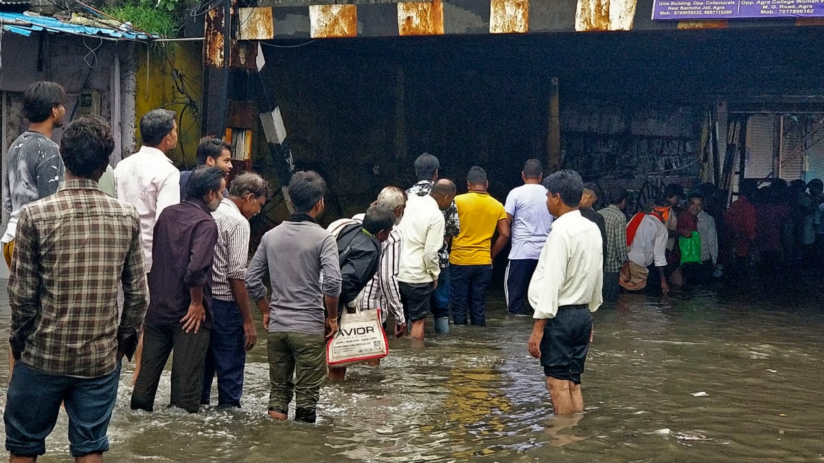 यूपी में बारिश ने ढाया कहर, कहीं मकान गिरा तो कहीं घरों में घुसा पानी, जानें IMD का नया अपडेट