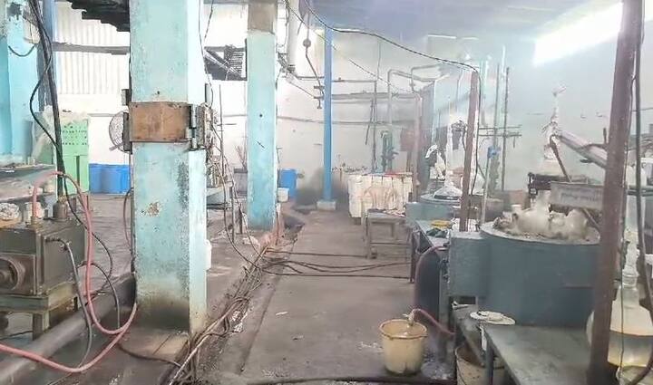 उष्णतेमुळे यात केमिकल मिश्रण झाल्याने हवेत वायू पसरला असल्याचा अंदाज अग्निशमन दलाच्या अधिकाऱ्यांनी व्यक्त केला.