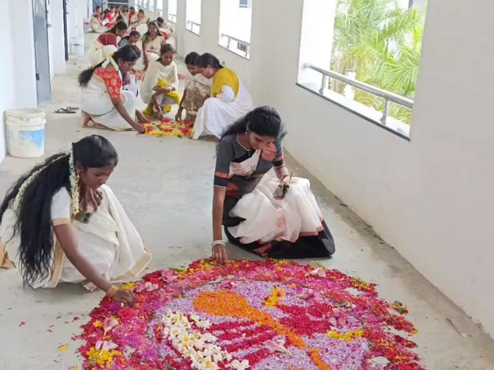 ஓணம் வந்தல்லே..! தாரை தப்பட்டை முழங்க கரூரில் கல்லூரி மாணவிகள் உற்சாக நடனம்