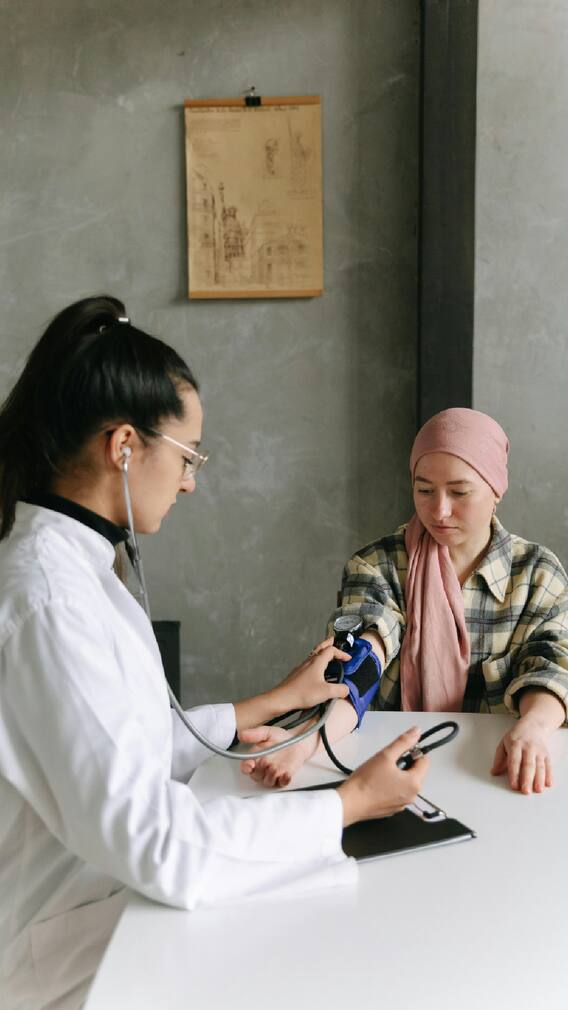 सावधान! नकळत येतात 'या' कॅन्सरची सुरुवातीची लक्षणं