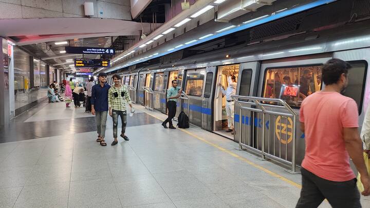 दिल्ली मेट्रो नौ सितंबर को दूसरी सबसे अधिक 77,16,910 यात्रियों की यात्रा का कीर्तिमान बनाया. इसके बाद 10 सितंबर को तीसरी सबसे अधिक 75,71,124 यात्रियों ने मेट्रो से यात्रा की. 11 सितंबर को चौथी सबसे अधिक 75,50,620 और 12 सितंबर को पांचवीं सबसे अधिक 73,25,403 यात्रियों द्वारा यात्रा के लिए मेट्रो को तरजीह दी गई.