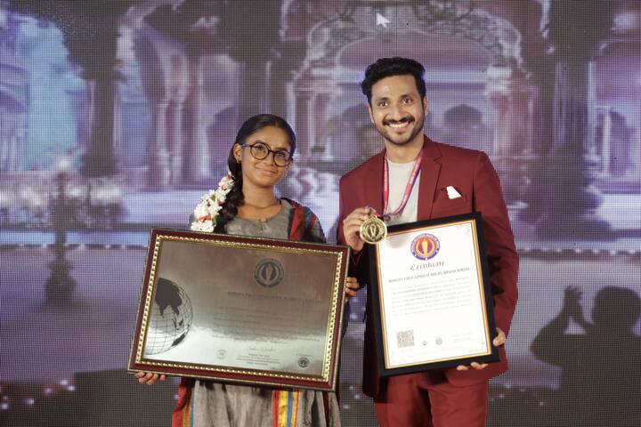 सावली  नावाच्या मुलीची जी रंग रूपाने साधारण, पण स्वभावाने प्रेमळ, शब्दाची पक्की आणि अत्यंत सुरेल आवाजाची, तिची ही कथा आहे.