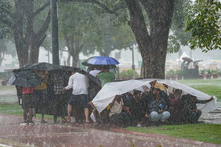 शुक्रवार को दिल्ली के पालम में 54 मिमी बारिश दर्ज की गई. जबकि सफदरजंग के प्राथमिक मौसम केंद्र ने दोपहर 2.30 से 5.30 बजे तक तीन घंटे के भीतर 30.9 मिमी बारिश दर्ज की. इसके साथ ही राजधानी की कुल वर्षा 1,000 मिमी तक पहुंच गई. जबकि मानसून अभी सक्रिय है.
