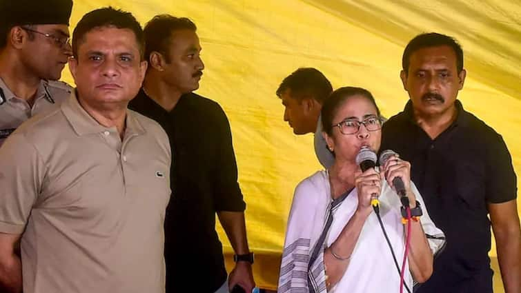 West Bengal Junior Doctor Front Delegation Met CM Mamata Banerjee At Kalighat लाइव स्ट्रीमिंग की मांग पर अड़े रहे डॉक्टर, बातचीत फिर फेल, ममता बोलीं- इस तरह मेरा अपमान नहीं कर सकते