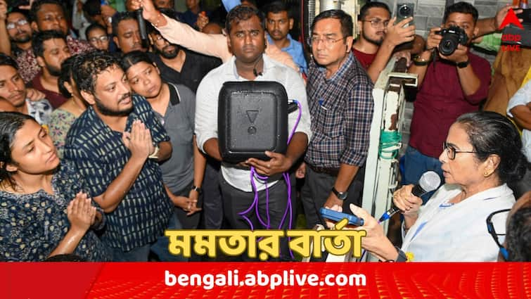 RG Kar Case Mamata Banerjee does not allow live streaming of meeting with junior doctors requests them to join in meeeting Mamata Banerjee : লাইভ স্ট্রিমিং আর ভিডিও রেকর্ড নিয়ে না সরকারের, বাড়ির বাইরে বেরিয়ে এসে কী বললেন মুখ্যমন্ত্রী