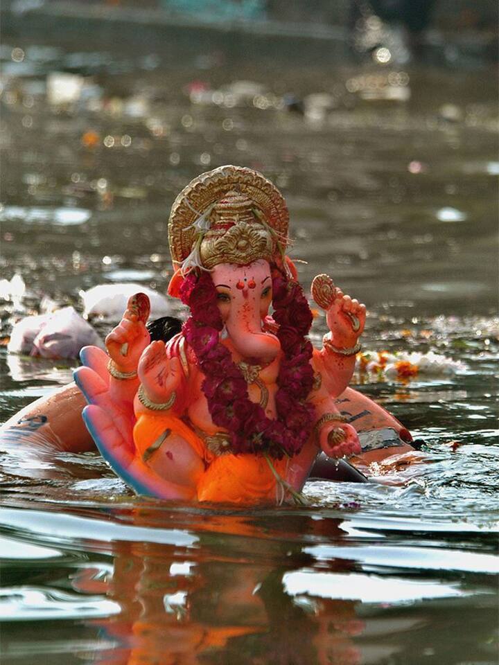 गणेश विसर्जनावेळी कलशावर जो नारळ ठेवतो, किंवा गणरायाची प्राणप्रतिष्ठा करताना जो नारळ गणरायाजवळ ठेवण्यात येतो, तो फोडून सर्वांना प्रसाद म्हणून द्या...