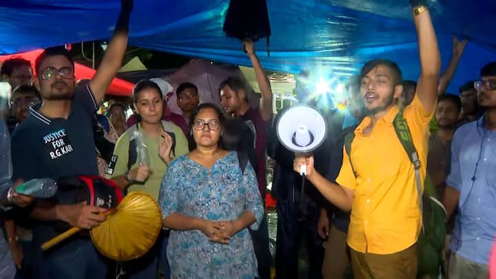 টানা চারদিন ধরে স্বাস্থ্য ভবনের সামনে অবস্থান বসে আছেন জুনিয়র চিকিৎসকরা। তাঁদের সঙ্গে রয়েছে প্রচুর সাধারণ মানুষও।