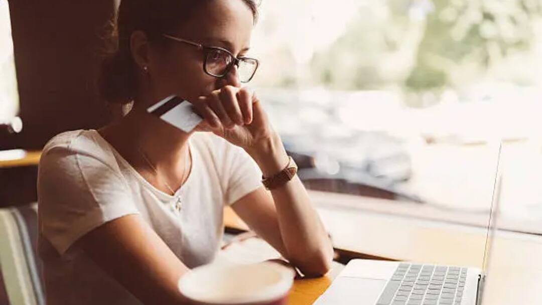 “आपके रिवॉर्ड्स खत्म होने वाले हैं”, ऐसा कहकर ठगों ने महिला को लगाया 1.5 लाख का चूना Cyber fraud on the name of bank rewards points expire women of haryana “आपके रिवॉर्ड्स खत्म होने वाले हैं”, ऐसा कहकर ठगों ने महिला को लगाया 1.5 लाख का चूना