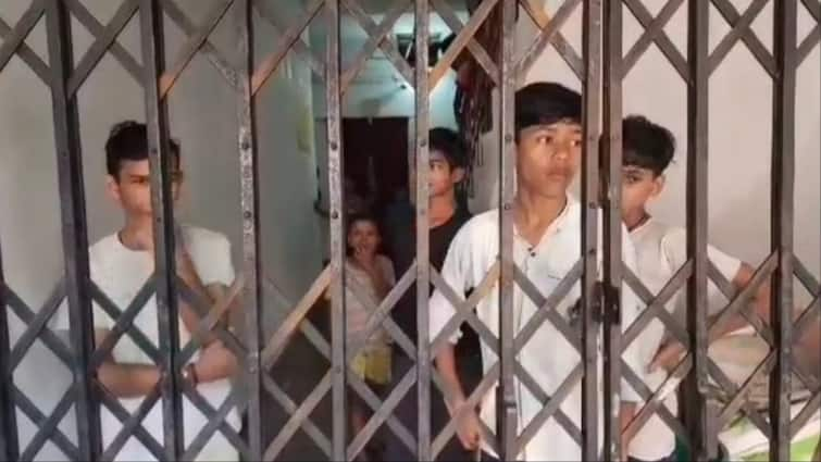 Netaji Subhash Chandra Bose Residential School Dhanbad Students Locked in by guards ann धनबाद: आवासीय विद्यालय में भगवान भरोसे सैकड़ों अनाथ, ताला लगाकर चला जाता है गार्ड, जानें पूरा मामला