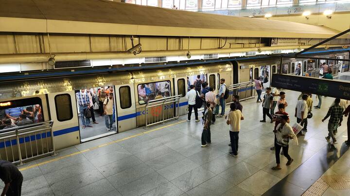 दिल्ली मेट्रो ने बीते एक महीने में एक दिन में सर्वाधिक यात्रियों की यात्रा का अपना ही रिकॉर्ड 17 बार तोड़ा है. इससे पहले इस साल 13 फरवरी को एक दिन में सर्वाधिक 71 लाख नौ हजार 938 यात्रियों को दिल्ली मेट्रो ने अपने गंतव्य तक पहुंचाया था. इसके बाद 12 अगस्त से 12 सितंबर 2024 के बीच मे दिल्ली मेट्रो ने 17 बार सर्वाधिक यात्रियों को ले जाने का खुद का ही रिकॉर्ड तोड़ा है.