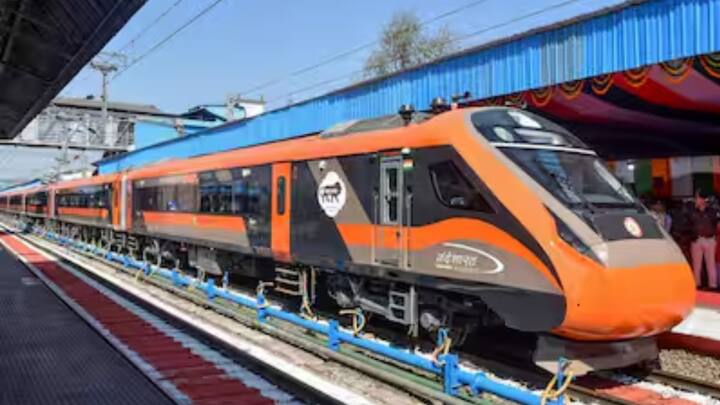 चाचणी करण्यासाठी आज वंदे भारत कोल्हापुरात दाखल झाली. यावेळी नागरिकांनी गर्दी केली होती.