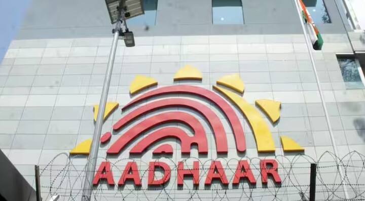 फोटो अपडेट करणे, बायोमॅट्रिक, डोळे याबाबतची माहिती तुम्हाला अपडेट करायची असेल तर हे काम तुम्हाला ऑनलाईन करता येणार नाही. त्यासाठी तुम्हाला आधार क्रेंद्रावरच जावे लागेल.
