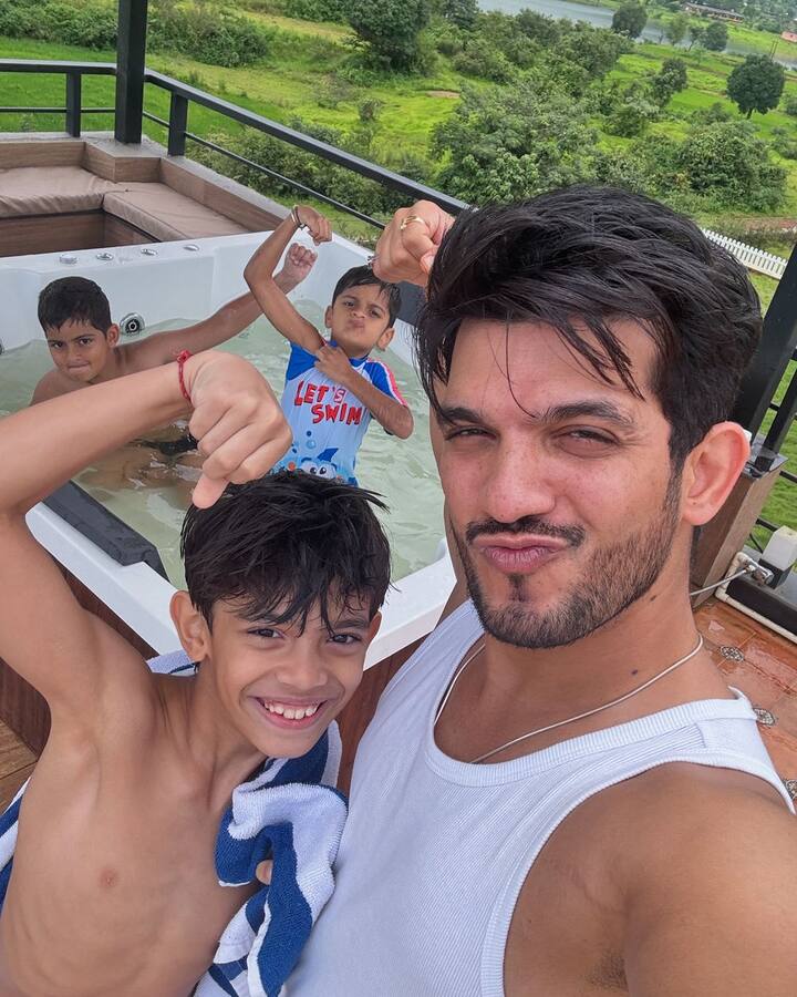 In one of the pictures, Arjun poses with his son Ayaan and other kids as they enjoy the bathtub.