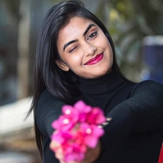 Bigg Boss 8 Telugu Sonia Akula Photos: డైరెక్టర్ రామ్ గోపాల్ వర్మ హీరోయిన్గా బిగ్బాస్ హౌజ్లోకి ఎంట్రీ ఇచ్చింది సోనియా ఆకుల. తెలంగాణకు చెందిన ఈ భామ రైతు కుటుంబం నేపథ్యంలో నుంచి ఈ స్థాయికి చేరుకుంది.