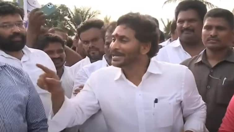 YSRCP Chief Jagan imitating tdp leaders Video Viral In Social Media Viral News : నీకు 10వేలు, నీకు 15వేలు, నీకు 18వేలు- వైరల్ అవుతున్న జగన్ వీడియో