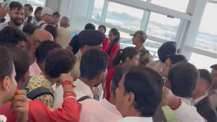 SpiceJet Flight going from Delhi to Darbhanga cancels five minutes before boarding SpiceJet Cancels Flight 5 Minutes Before Boarding In Delhi Airport, Passengers Raise Slogans — WATCH