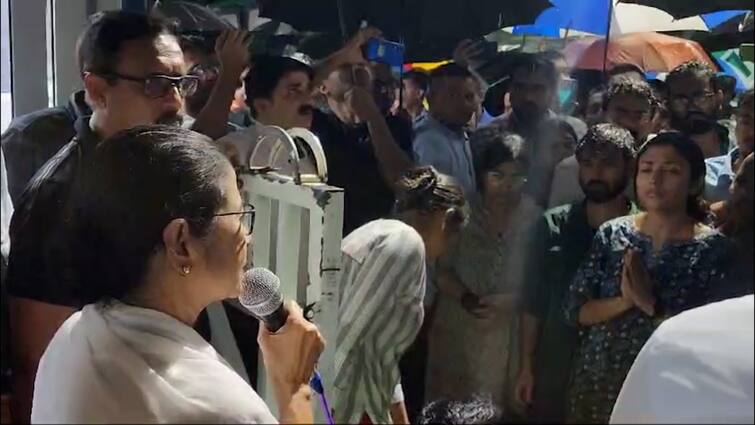 RG Kar Protest Junior Doctors at Kalighat see what chief minister mamata banerjee says Mamata Banerjee: কথা না বলতে চাইলেও ভিতরে এস, তোমরা ভিজো না, আমার অনুরোধ... কালীঘাটে আর কী কী বললেন মুখ্যমন্ত্রী