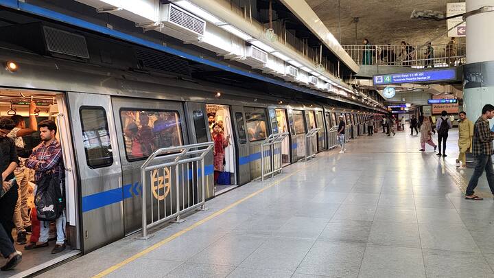 दिल्ली में भारी बारिश के कारण लोगों को होने वाली सड़क रुकावटों और देरी से बचने में मदद मिलती है, जिससे वे समय पर अपने गंतव्य तक पहुंचते हैं. इसमें 29 इंटरचेंज स्टेशनों का भी काफी अहम योगदान है, जिसके माध्यम से मेट्रो नेटवर्क की इंटरकनेक्टिविटी ने भी सहज कनेक्टिविटी को बढ़ाया है, जिससे लोग सबसे सुविधाजनक तरीके से दिल्ली-एनसीआर के किसी भी कोने तक पहुंच सकते हैं.