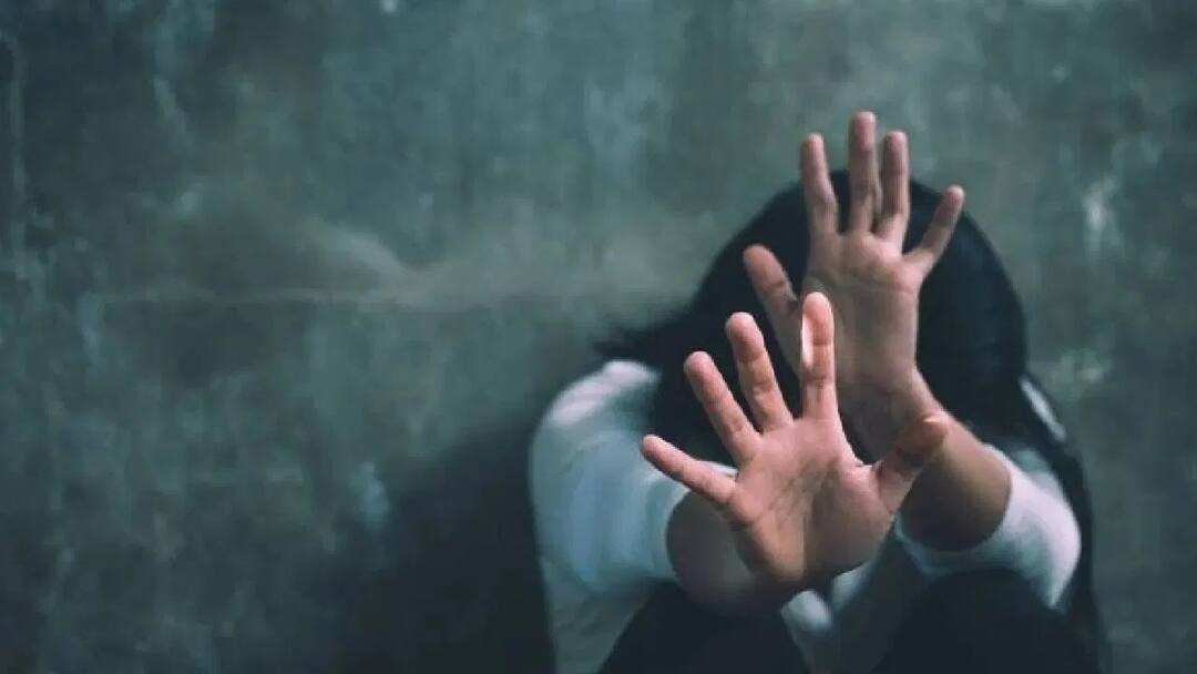 ऊंची जाति के युवक के खिलाफ यौन शोषण का आरोप लेने से किया इंकार, 50 दलित परिवारों का सामाजिक बहिष्कार Karnataka Dalit family boycotted for filing rape report against upper caste youth ऊंची जाति के युवक के खिलाफ यौन शोषण का आरोप लेने से किया इंकार, 50 दलित परिवारों का सामाजिक बहिष्कार