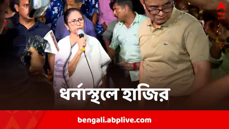 Mamata Banerjee reaches Swasthya Bhawan talks to Junior Doctors over RG Kar Case Mamata Banerjee: নবান্নে লাইভ সম্প্রচার ঘিরে ছিল বিরোধ, স্বাস্থ্যভবনে সর্বসমক্ষে হাজির মমতা, ডাক্তারদের বললেন...