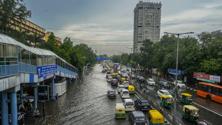 Delhi rains bring NCR air quality cleanest year AQI drops to 52 noida meerut faridabad due to rain दिल्ली की हवाओं से जहर गायब! भारी बारिश से सांस लेने लायक बना NCR, साल का सबसे कम AQI दर्ज