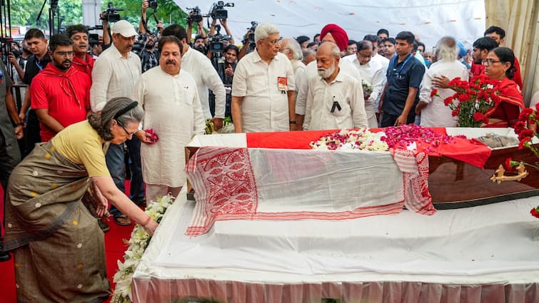 Sitaram yechury mortal remains sonia gandhi pays tributes Sonia Gandhi, Kapil Sibal, Sharad Pawar Pay Respects To Sitaram Yechury As Mortal Remains Reach CPI(M) Headquarters: Watch