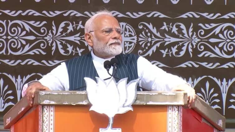 Jammu Kashmir Assembly Election PM Modi Attacks Congress said they keep constitution in their pockets to hide their works  'बाबा साहेब के संविधान की आत्मा को नोंच दिया', विपक्ष पर जमकर बरसे पीएम मोदी, लगाए ये आरोप