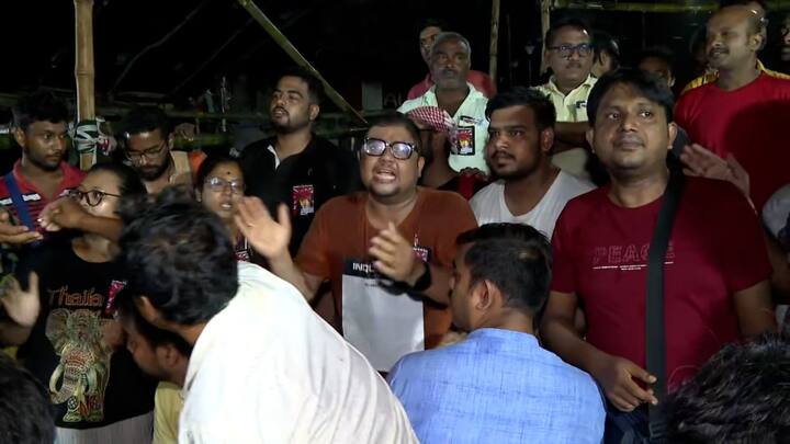 আরজি কর কাণ্ডের জেরে তাঁরা কর্মবিরতি পালন করলেও অভয়া ক্লিনিক খুলে সাধারণ মানুষকে চিকিৎসা পরিষেবাও দিচ্ছেন।