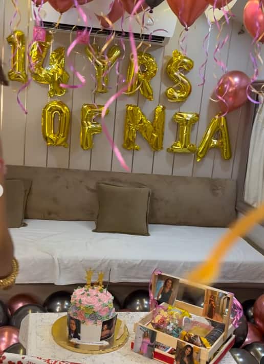 निया के टीवी जगत में 14 साल पूरे होने के सेलिब्रेशन के तहत उनके कमरे को बैलनू सहित अन्य डेकोरेटिव चीजों से सजाया गया था.