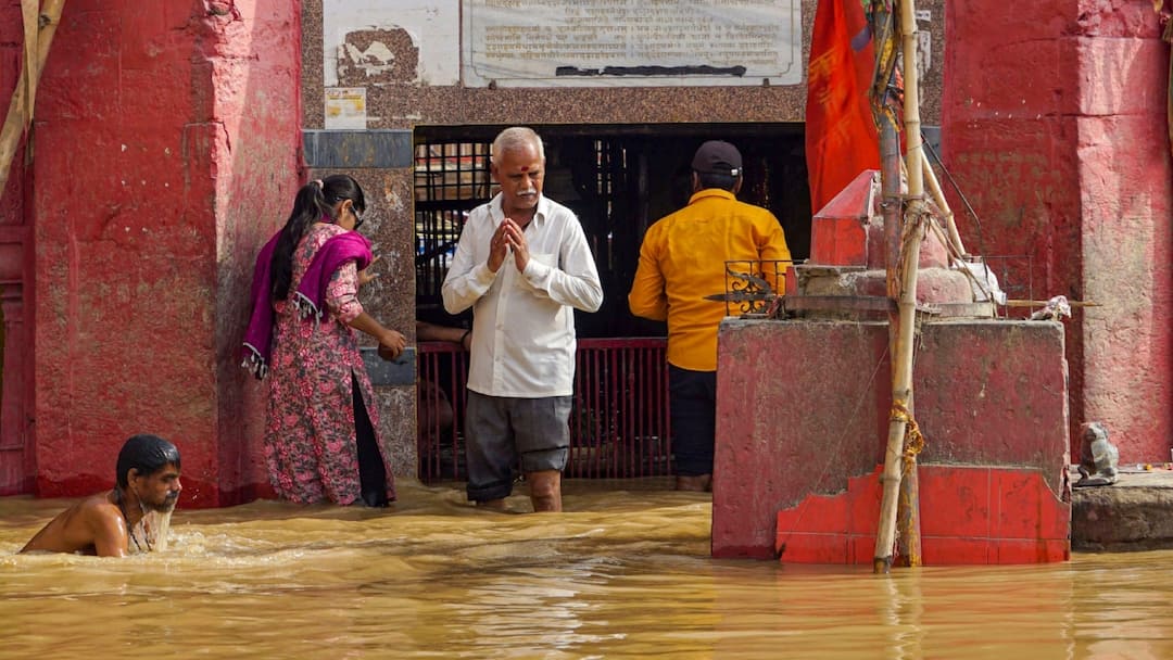 एक बार फिर वाराणसी में तेजी से बढ़ रहा गंगा का जलस्तर, प्रशासन ने की एडवाइजरी जारी Varanasi Once again Ganga water level rising rapidly administration issued advisory ann एक बार फिर वाराणसी में तेजी से बढ़ रहा गंगा का जलस्तर, प्रशासन ने की एडवाइजरी जारी