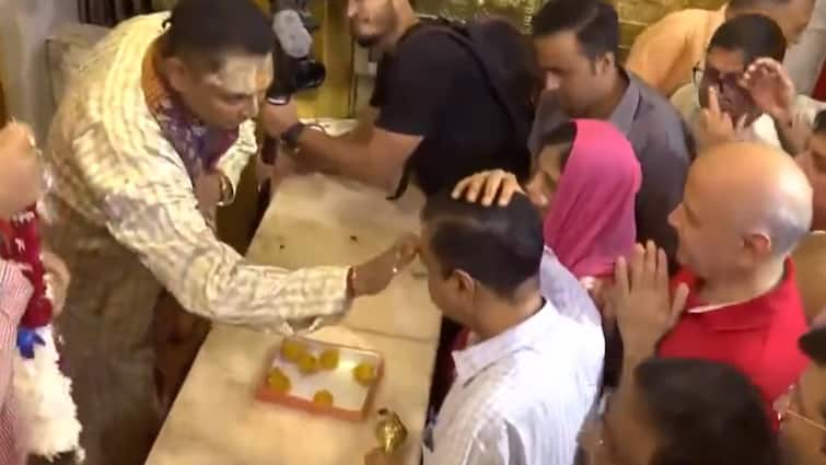 Delhi CM Arvind Kejriwal reached Connaught Place famous Hanuman Mandir  दिल्ली के प्रसिद्ध हनुमान मंदिर पहुंचे अरविंद केजरीवाल, बजरंग बली से सभी की भलाई के मांगा आशीर्वाद