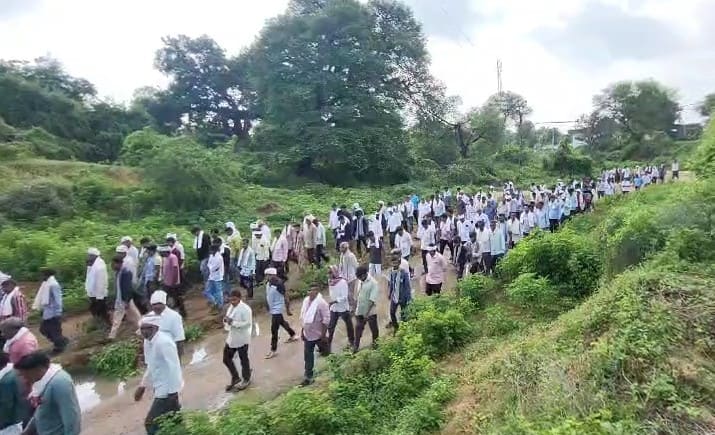 8 died due to drowning in Meswo River Vasna Sogthi villagers mourn  દહેગામના વાસણા સોગઠીમાં એકસાથે 8 યુવકોની અંતિમયાત્રા, મોટી સંખ્યામાં લોકો જોડાયા, પરિવારોનું હૈયાફાટ રુદન